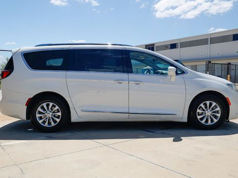 Used 2019 Chrysler Pacifica Touring-L FWD image 12