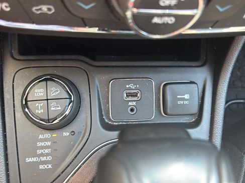 Used 2019 Jeep Cherokee Trailhawk w/ Cold Weather Group AWD/4WD image 15