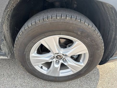 Used 2021 Toyota RAV4 XLE AWD/4WD image 6