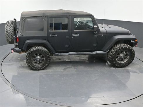 Used 2012 Jeep Wrangler Unlimited Sahara image 30