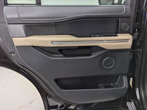 Used 2022 Ford Expedition Limited image 16