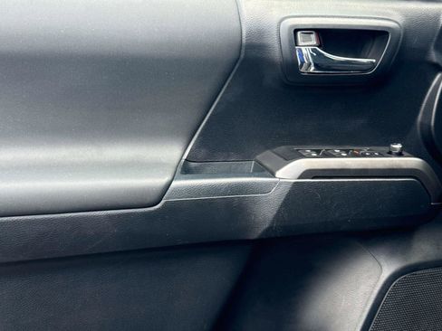 Used 2018 Toyota Tacoma TRD Sport AWD/4WD image 15