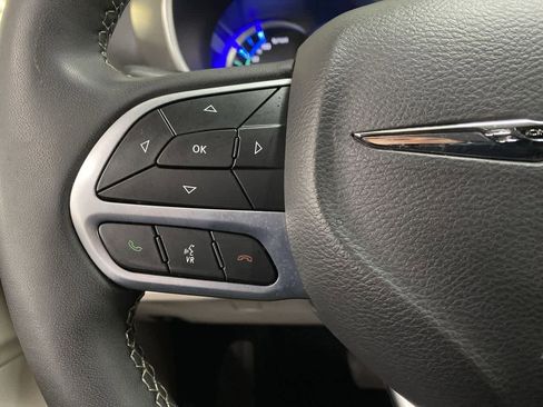 Used 2023 Chrysler Pacifica Touring-L image 21