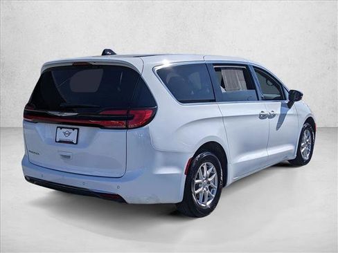 Used 2025 Chrysler Pacifica Select image 5