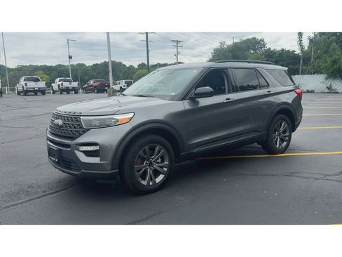 Used 2022 Ford Explorer XLT w/ Equipment Group 202A AWD/4WD image 4