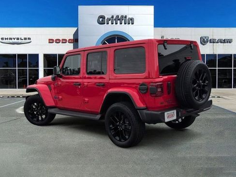 Used 2025 Jeep Wrangler Unlimited Sahara AWD/4WD image 9