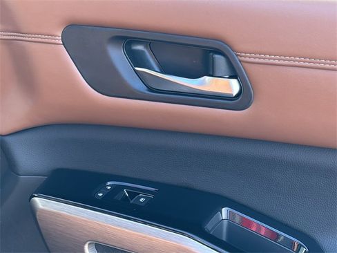 Used 2023 Nissan Pathfinder Platinum image 39