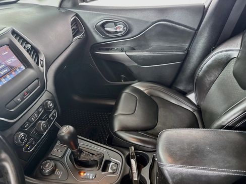 Used 2019 Jeep Cherokee Latitude Plus w/ Cold Weather Group AWD/4WD image 23