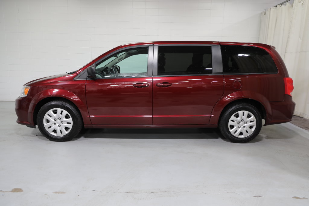 Used 2018 Dodge Grand Caravan SE w/ Rear Park Assist Package FWD image 3