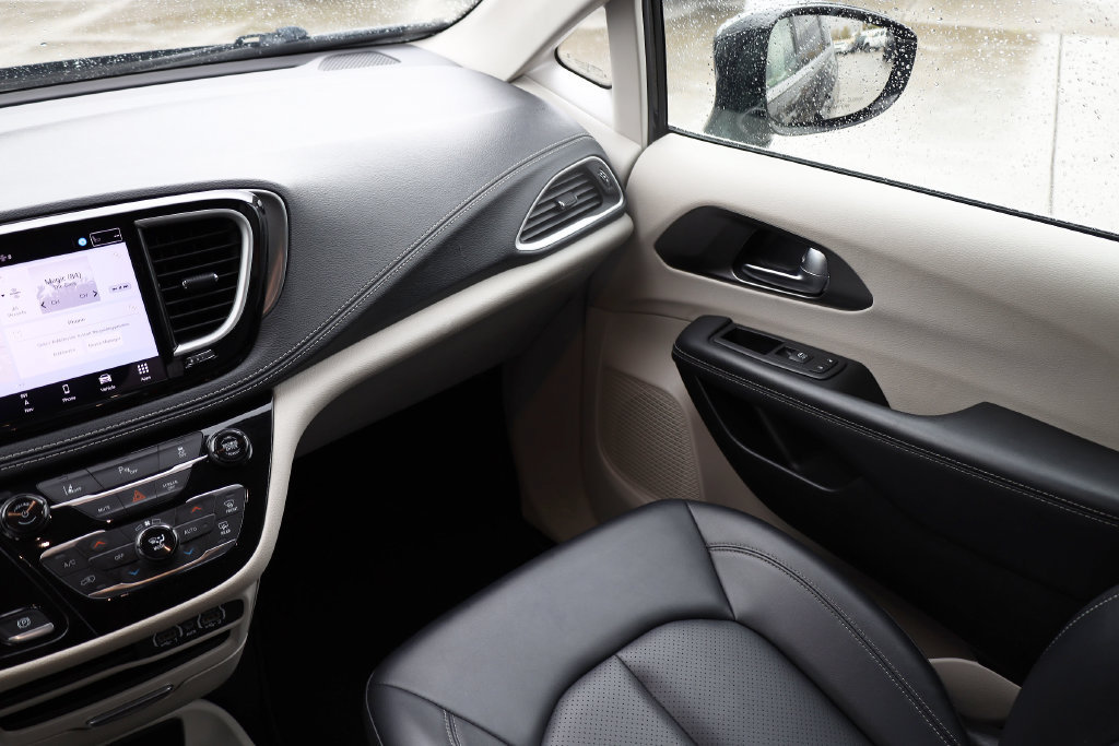 Used 2024 Chrysler Pacifica Limited FWD image 21