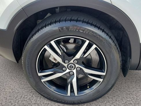 Used 2025 Volvo XC40 B5 Core AWD/4WD image 7