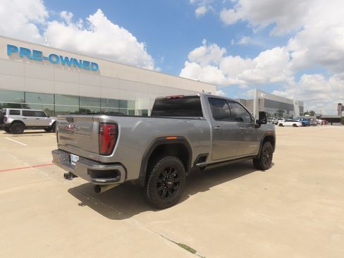 Used 2024 GMC Sierra 2500 AT4 AWD/4WD image 11