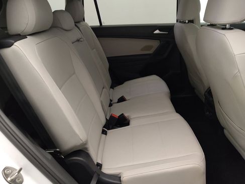 Used 2021 Volkswagen Tiguan SE w/ Panoramic Sunroof Package FWD image 19