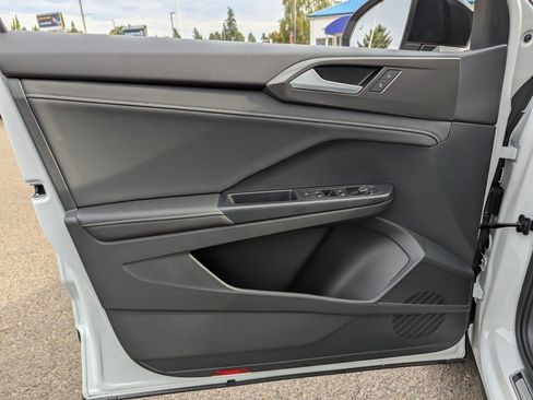 Used 2025 Volkswagen Taos SE image 10