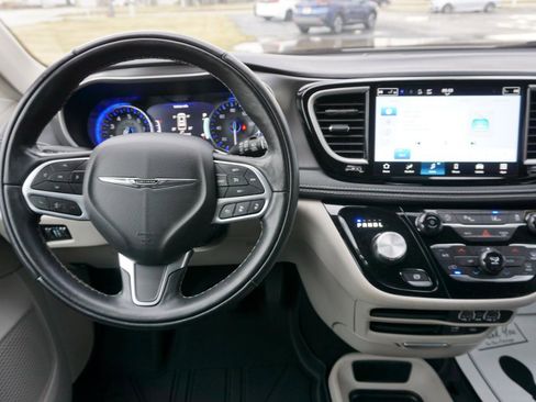 Used 2022 Chrysler Pacifica Touring-L image 9