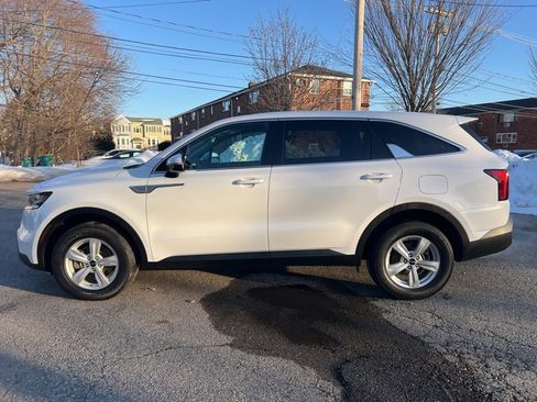 Used 2023 Kia Sorento LX image 2