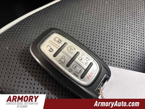 Used 2023 Chrysler Pacifica Limited image 21