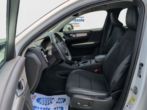 Used 2020 Volvo XC40 T4 Momentum image 12