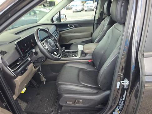 Used 2025 Kia Carnival FWD image 4