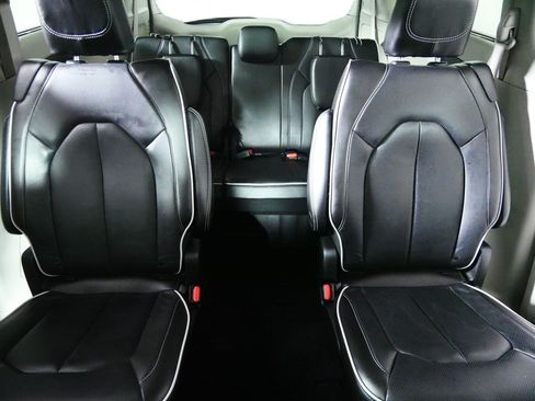 Used 2023 Chrysler Pacifica Limited AWD/4WD image 13
