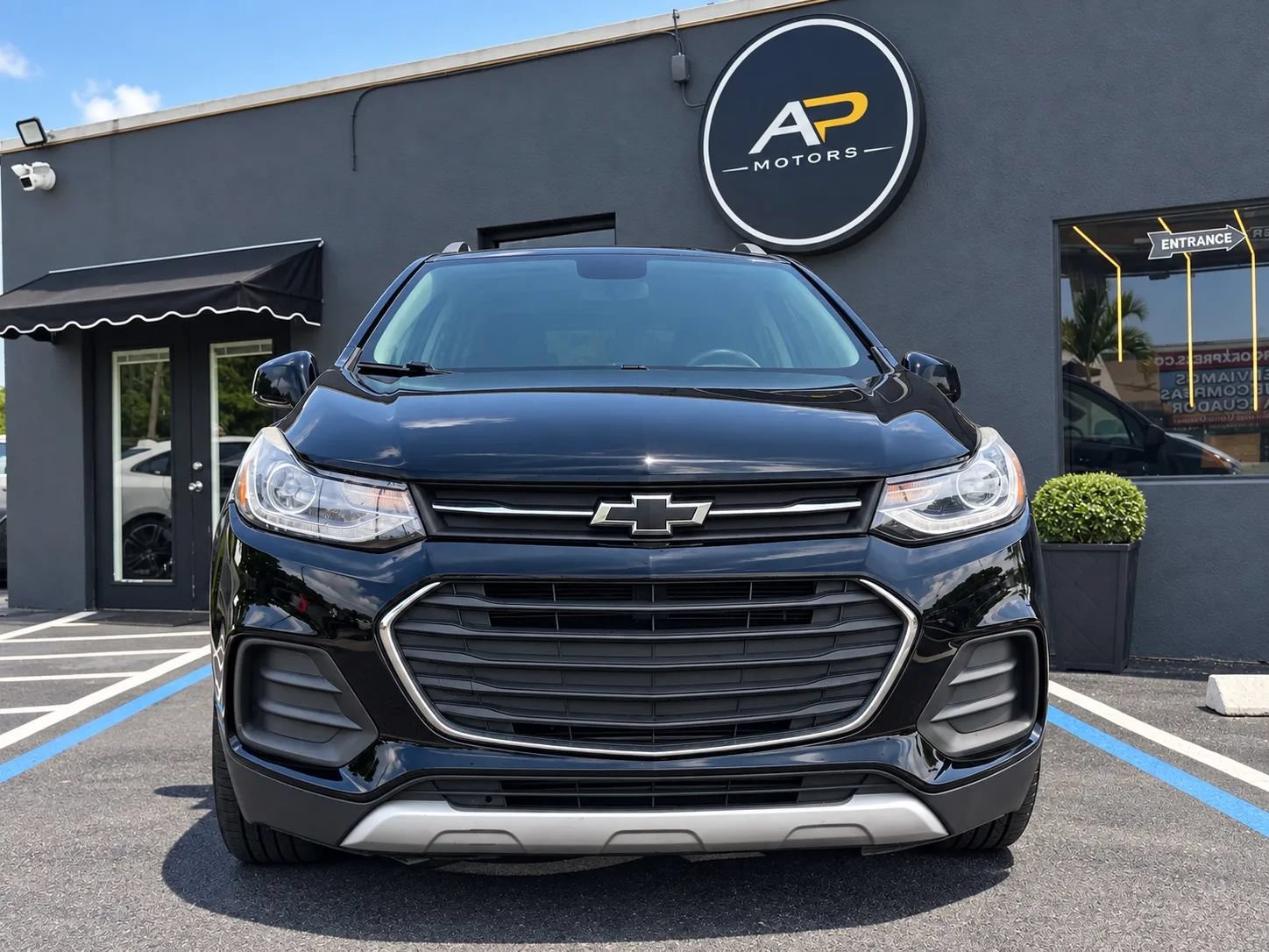 Used 2021 Chevrolet Trax LT w/ Midnight Edition FWD image 2