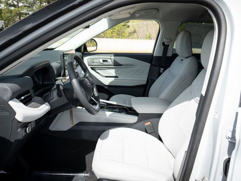 New 2026 Ford Explorer Platinum image 24