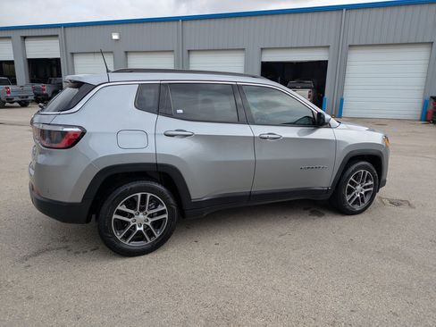 Used 2020 Jeep Compass Latitude image 2
