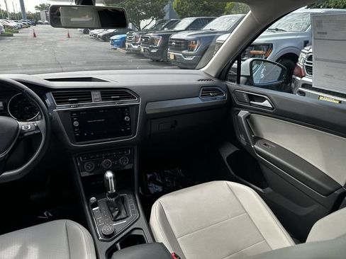 Used 2018 Volkswagen Tiguan SEL AWD/4WD image 17