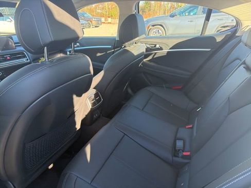 Used 2025 Genesis G70 2.5T image 9