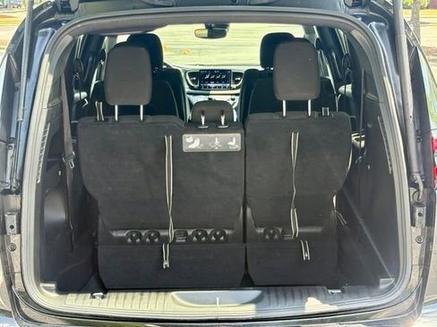 Used 2021 Chrysler Pacifica Touring w/ Uconnect Theater Family Group FWD image 17