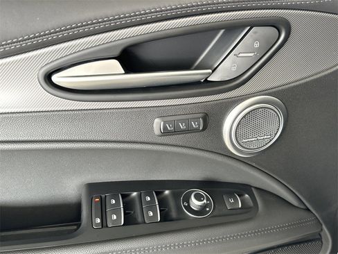 Used 2024 Alfa Romeo Stelvio Ti image 11