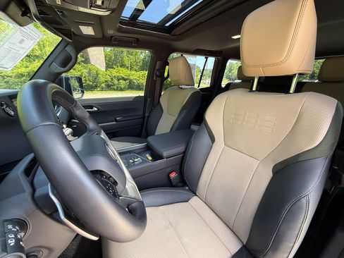 Used 2024 Lexus GX 550 AWD/4WD image 12