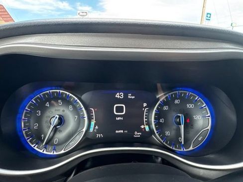 Used 2024 Chrysler Pacifica Touring-L FWD image 13