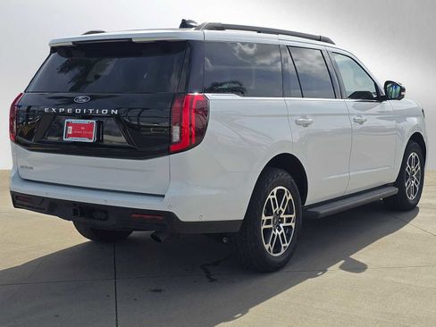 Used 2025 Ford Expedition Active AWD/4WD image 3