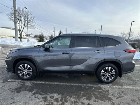 Used 2023 Toyota Highlander XLE image 2
