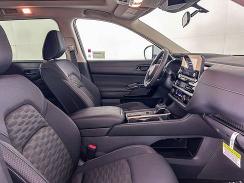 Certified 2025 Nissan Pathfinder SV w/ SV Premium Package image 17