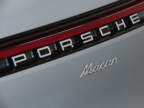 Certified 2026 Porsche Macan AWD/4WD image 12