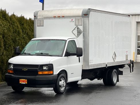 Used 2017 Chevrolet Express 4500 Extended image 8