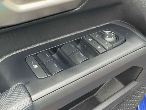 Certified 2025 Toyota Tacoma TRD Off-Road AWD/4WD image 19