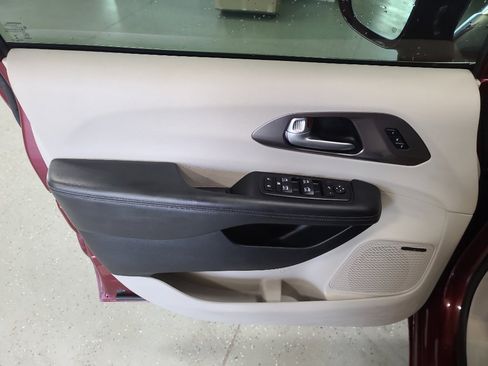 Used 2017 Chrysler Pacifica Limited image 9