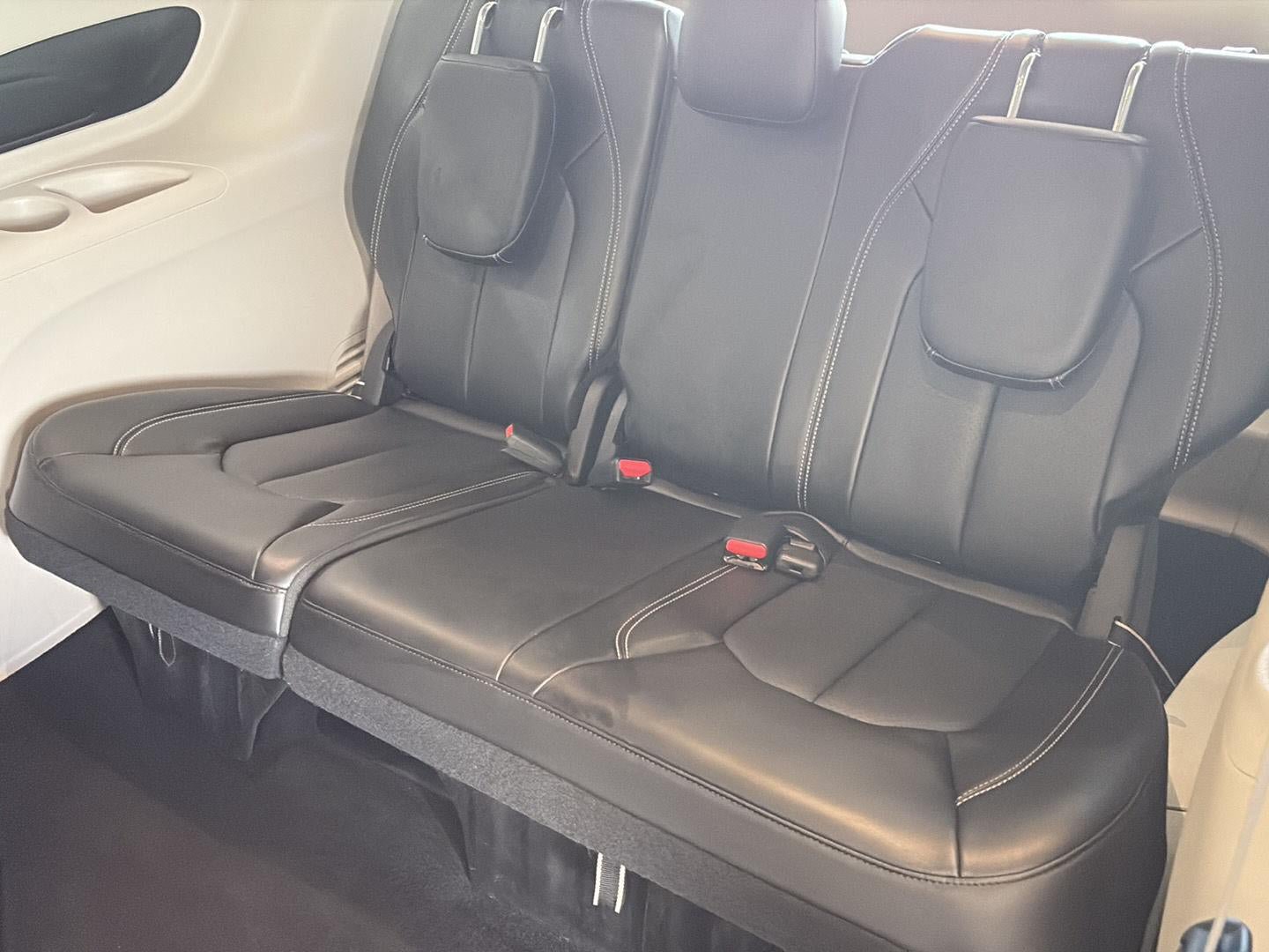 Used 2023 Chrysler Pacifica Touring-L FWD image 8