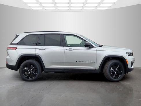 New 2025 Jeep Grand Cherokee Limited w/ Luxury Tech Group II image 3