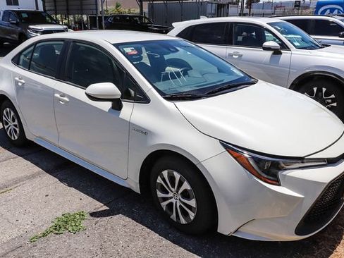 Used 2021 Toyota Corolla LE FWD image 2
