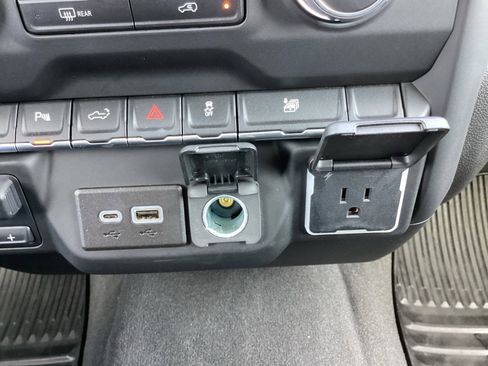 Used 2024 Chevrolet Silverado 2500 Custom w/ Custom Value Package image 19