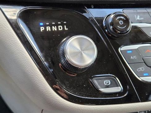 Used 2023 Chrysler Pacifica Touring-L FWD image 13