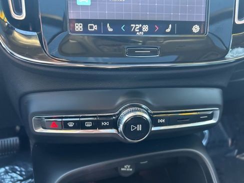 Certified 2025 Volvo XC40 B5 Plus AWD/4WD image 25