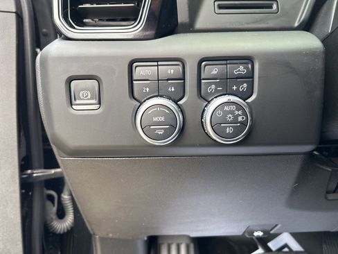 Used 2025 GMC Sierra 2500 AT4 image 28