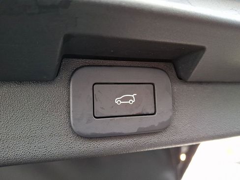 Used 2025 Land Rover Discovery S image 27