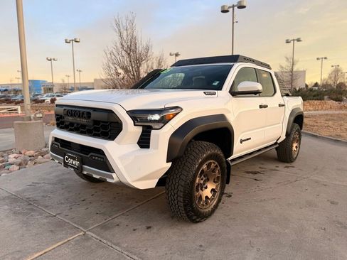 Used 2025 Toyota Tacoma Trailhunter image 3