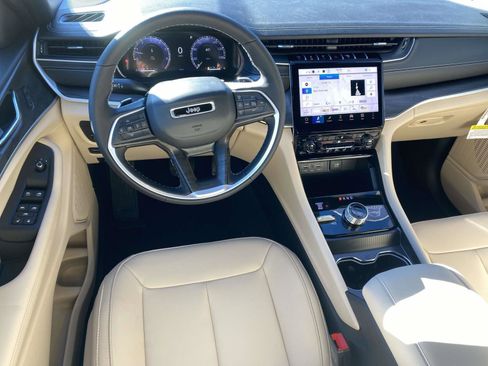 New 2025 Jeep Grand Cherokee Limited image 9